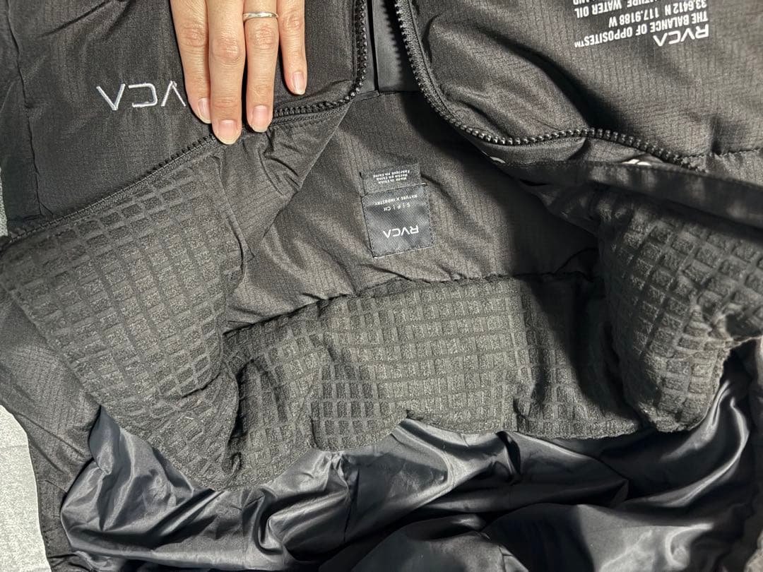 RVCA フード付きベストダウンベスト ブラック フードは取れます。