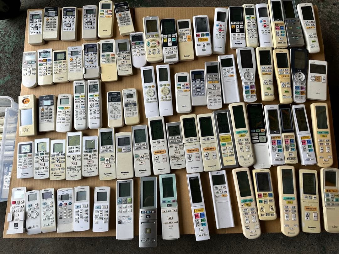 エアコンのリモコン、各種90個です