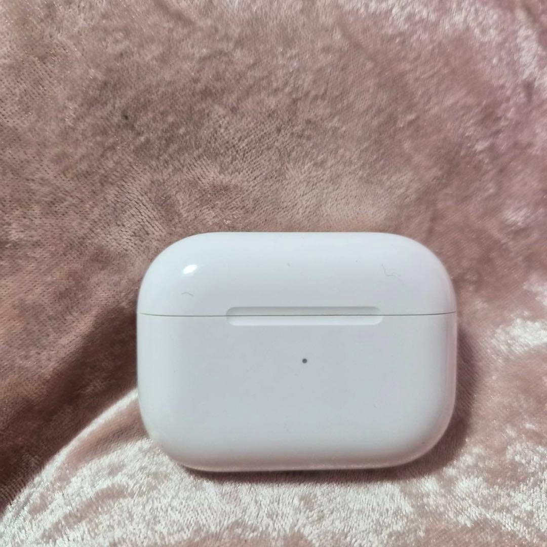 AirPods Pro第2世代のホワイトワイヤレスイヤホン、充電ケース付き。