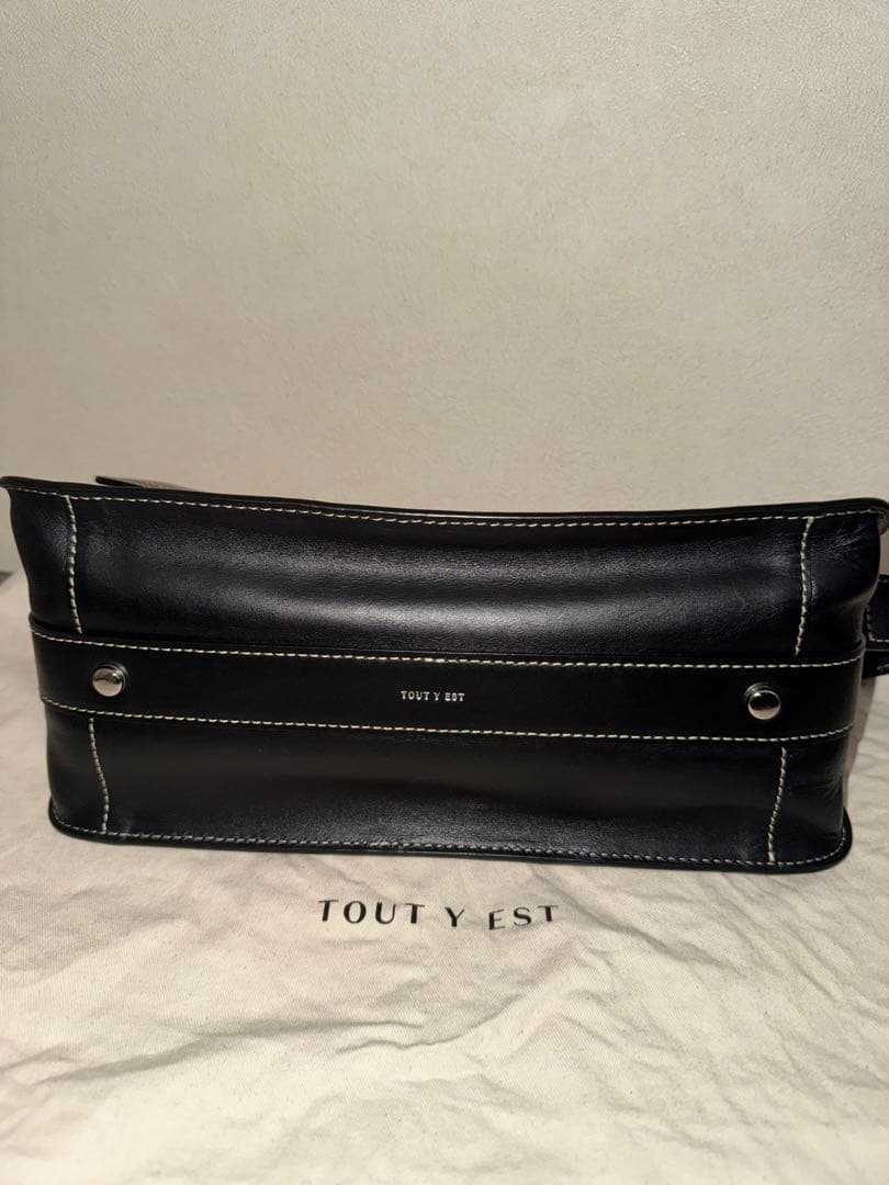 TOUT Y EST トゥティエ　ショルダーバック