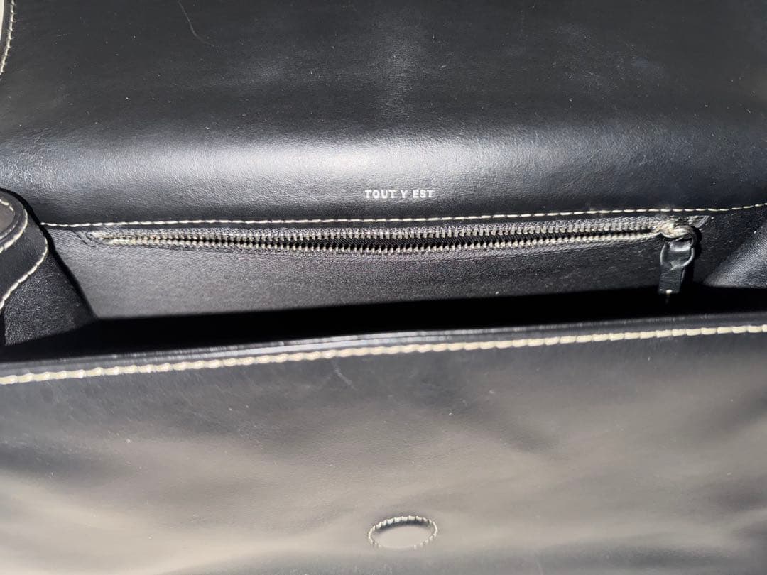 TOUT Y EST トゥティエ　ショルダーバック