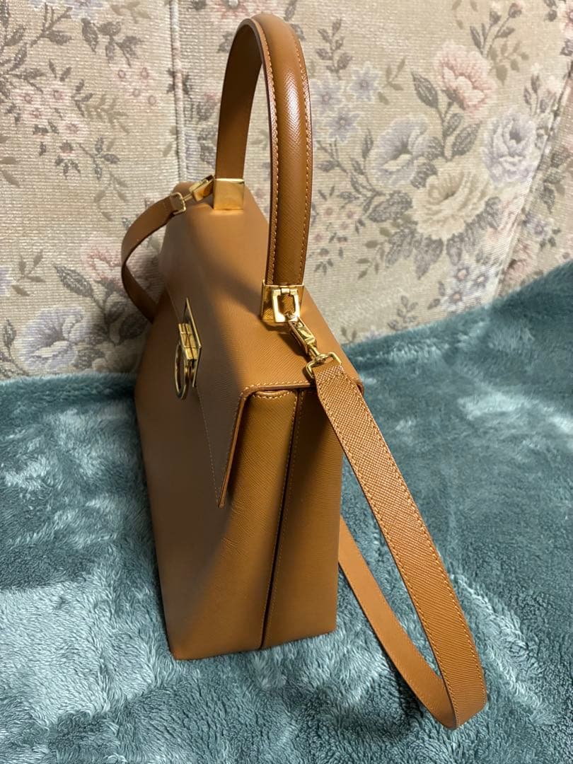 フェラガモ　ガンチーニ　ハンドバッグ