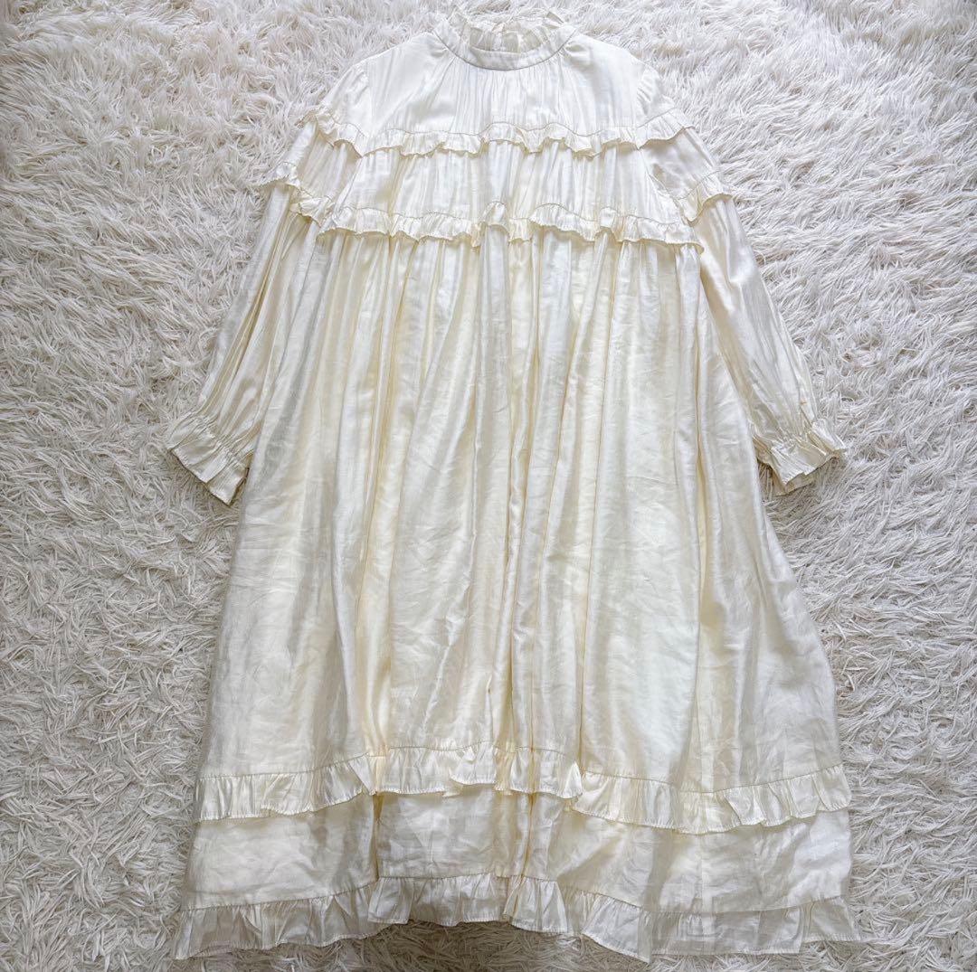 Tnewties ダイニングテーブルの下に隠れてる