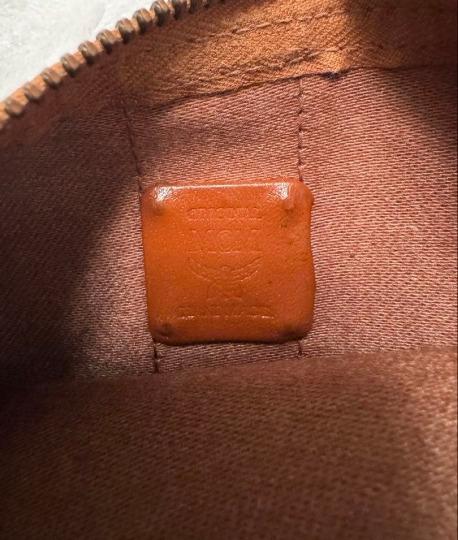 極美品 エムシーエム ボディバッグ ロゴ柄