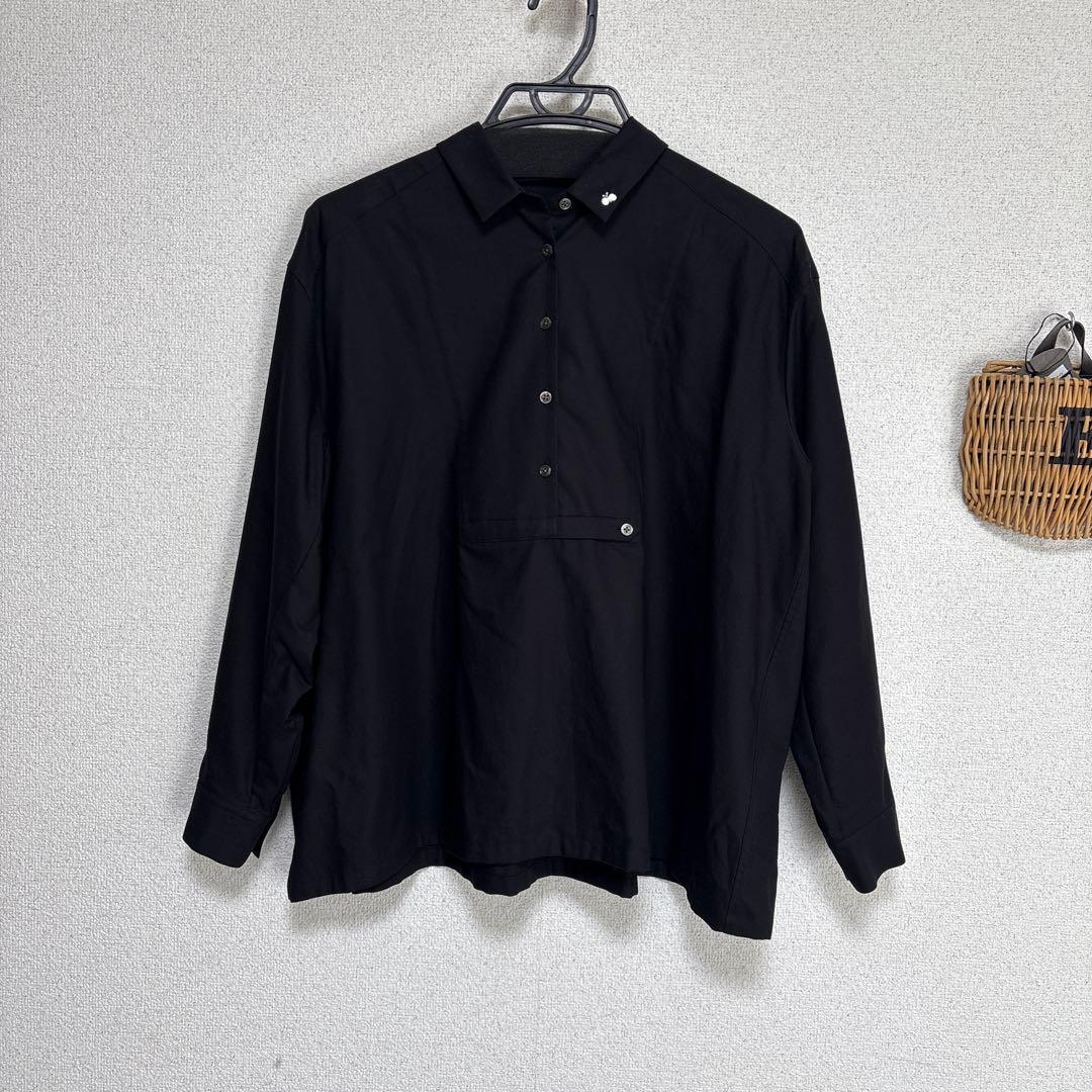 新品　ミナペルホネン ブラック ボタン付きシャツ