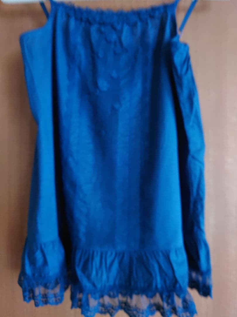 未使用　極美品ピンクハウスの花の刺繍と裾野 レースが美しい 藍色キャミソール