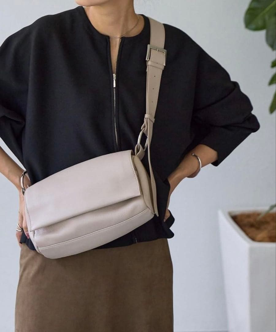 新品　BEARDSLEY ショルダーバッグ　レザーボディバッグ ベージュ　正規品