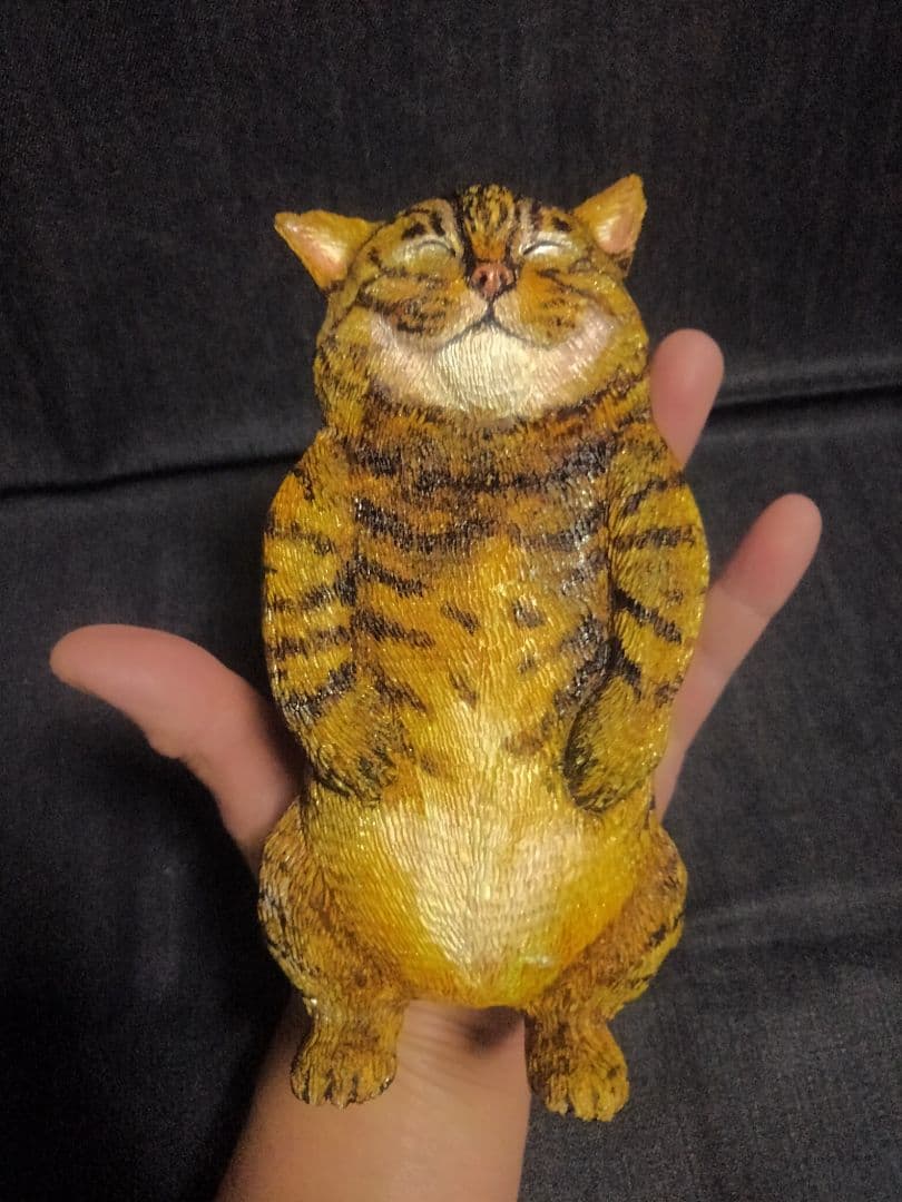 木彫りのキジトラ猫