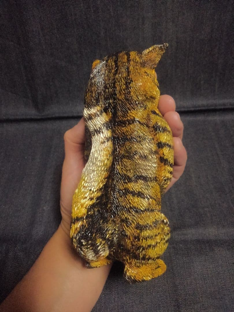 木彫りのキジトラ猫