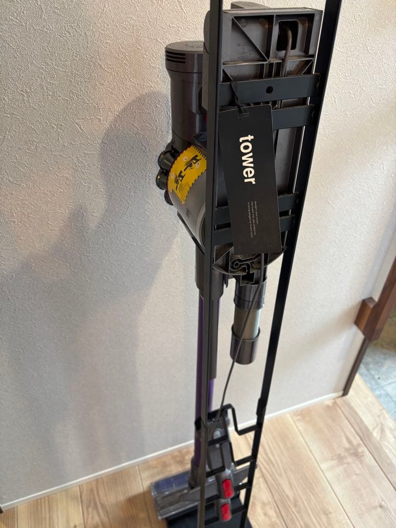 ダイソン V7 SV11 tower スタンド付　コードレスクリーナー 掃除機