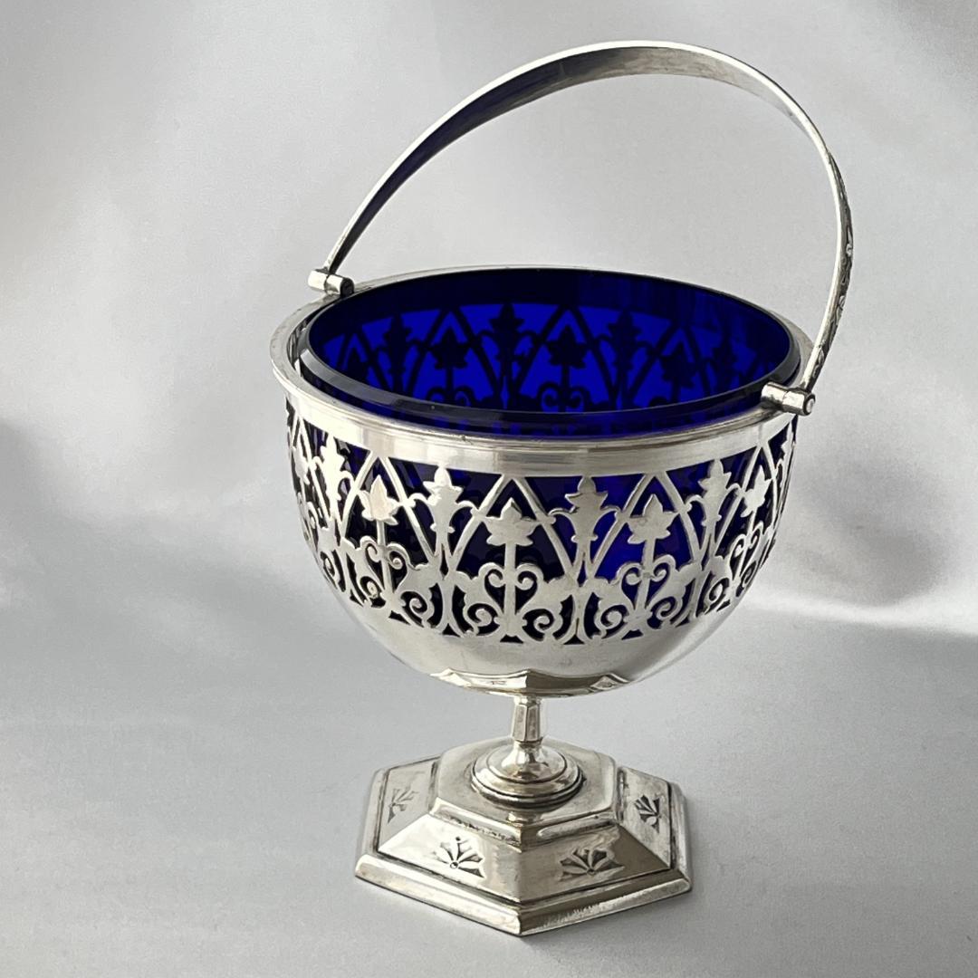 【英国】 透かしのボンボンスタンド【シルバープレート / ガラス】ハンドル付き