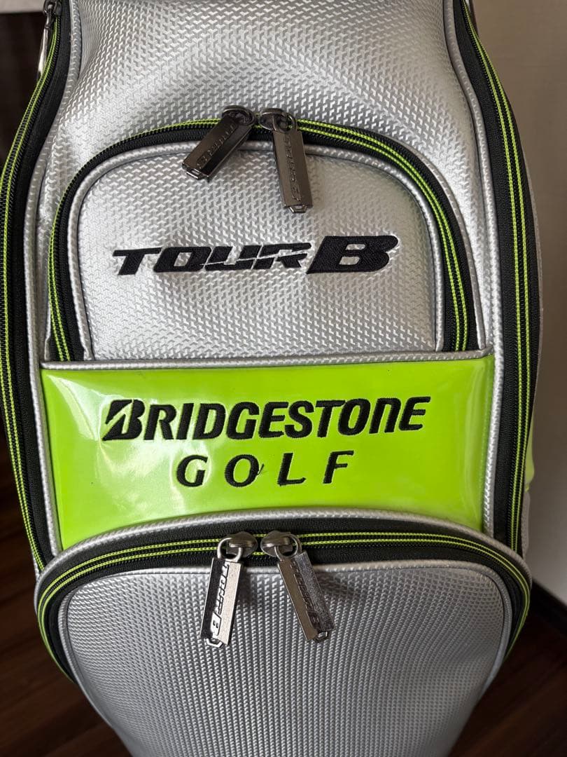 ブリヂストンTOUR B シルバーキャディバッグ