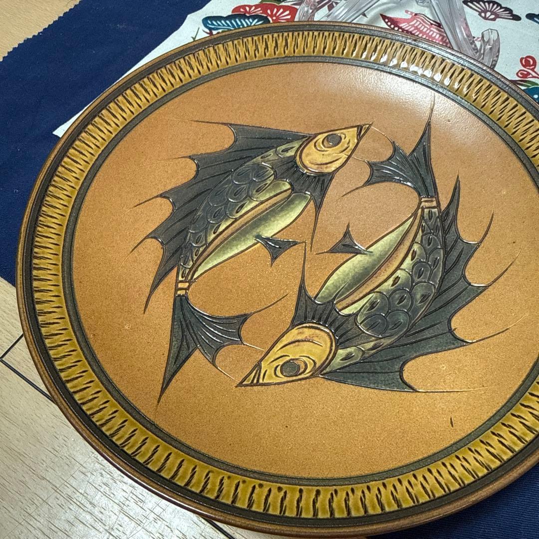 魚文の大皿　やちむん
