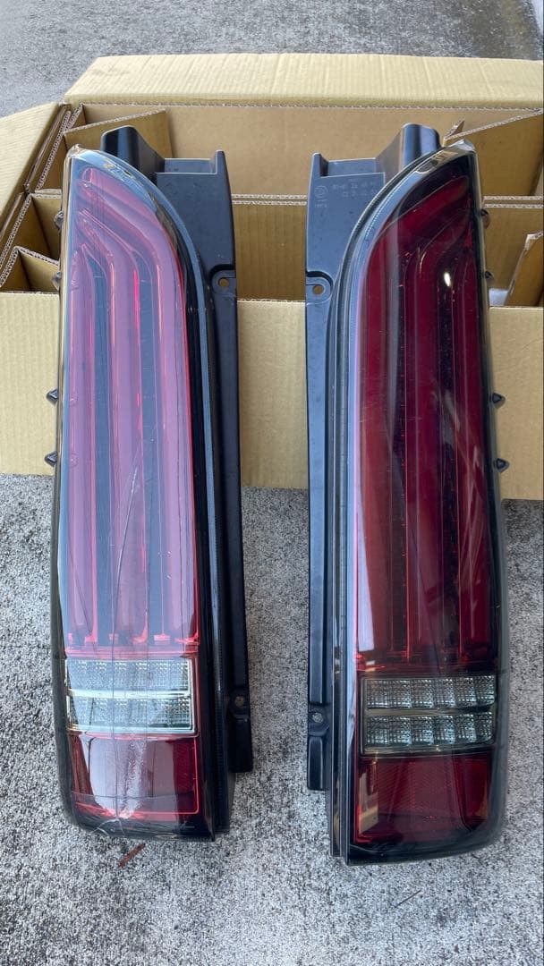 ハイエース200系　テールランプ左右　ジャンク品