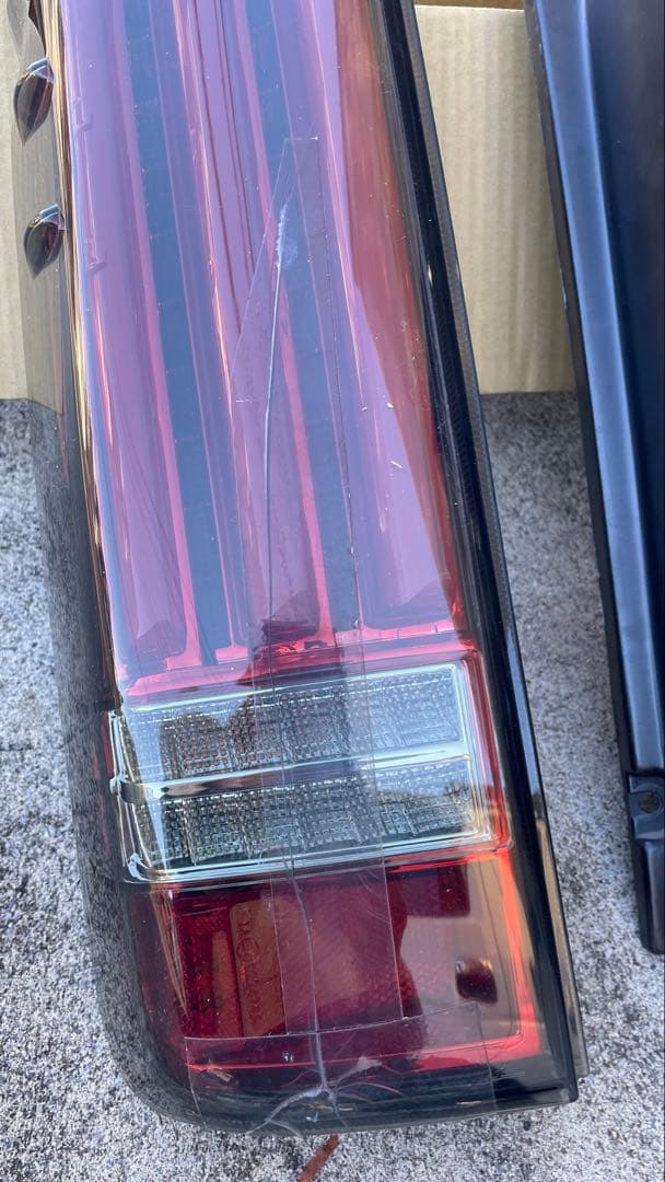 ハイエース200系　テールランプ左右　ジャンク品