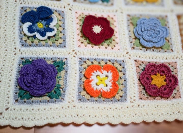 手編み　ブランケット　マルチカバー　立体花柄モチーフ編み