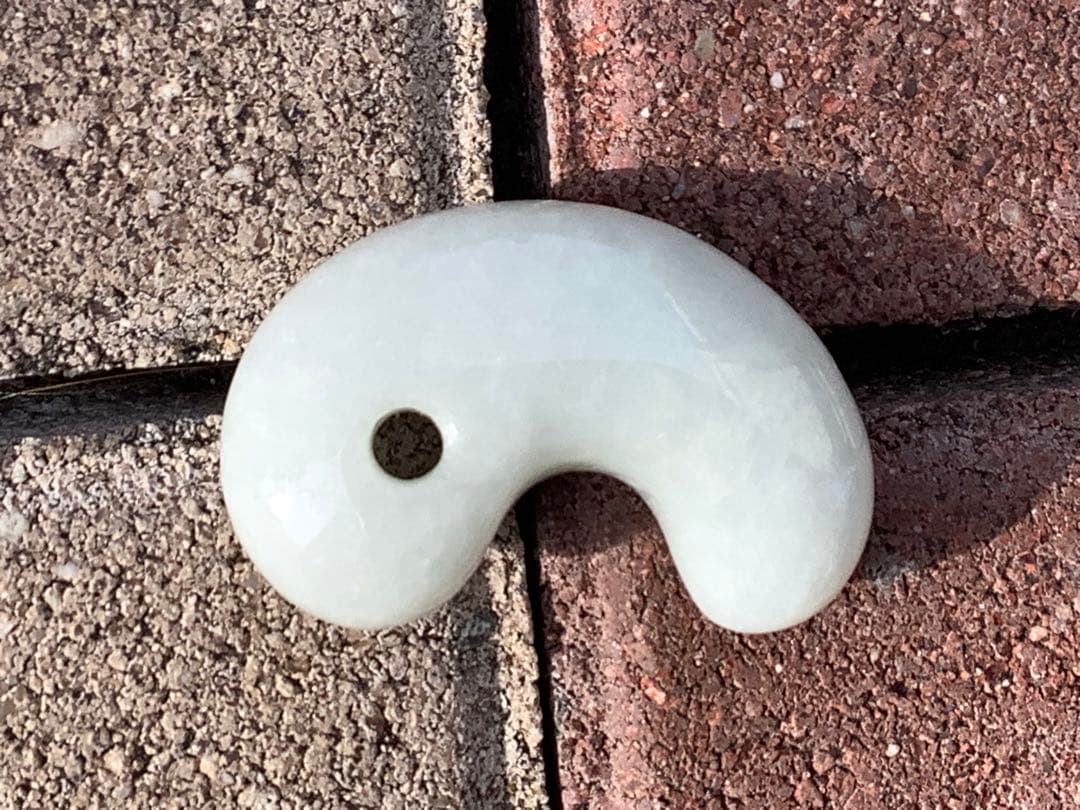 ✳お値段ご遠慮なく‼️高価糸魚川翡翠氷アイスジェイド勾玉　極上物　機械鑑定付本物‼️