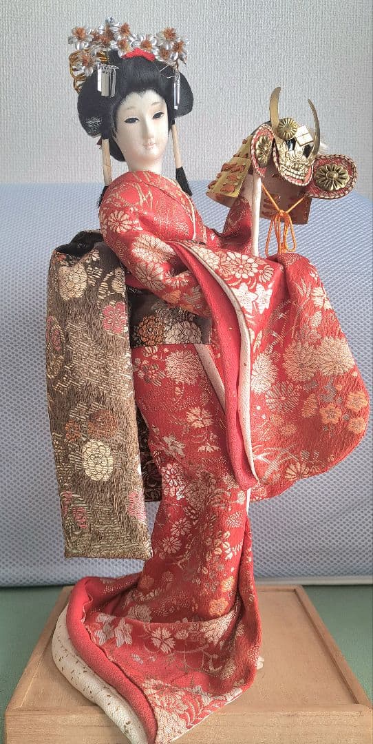 伝統的な日本人形 赤と金の着物