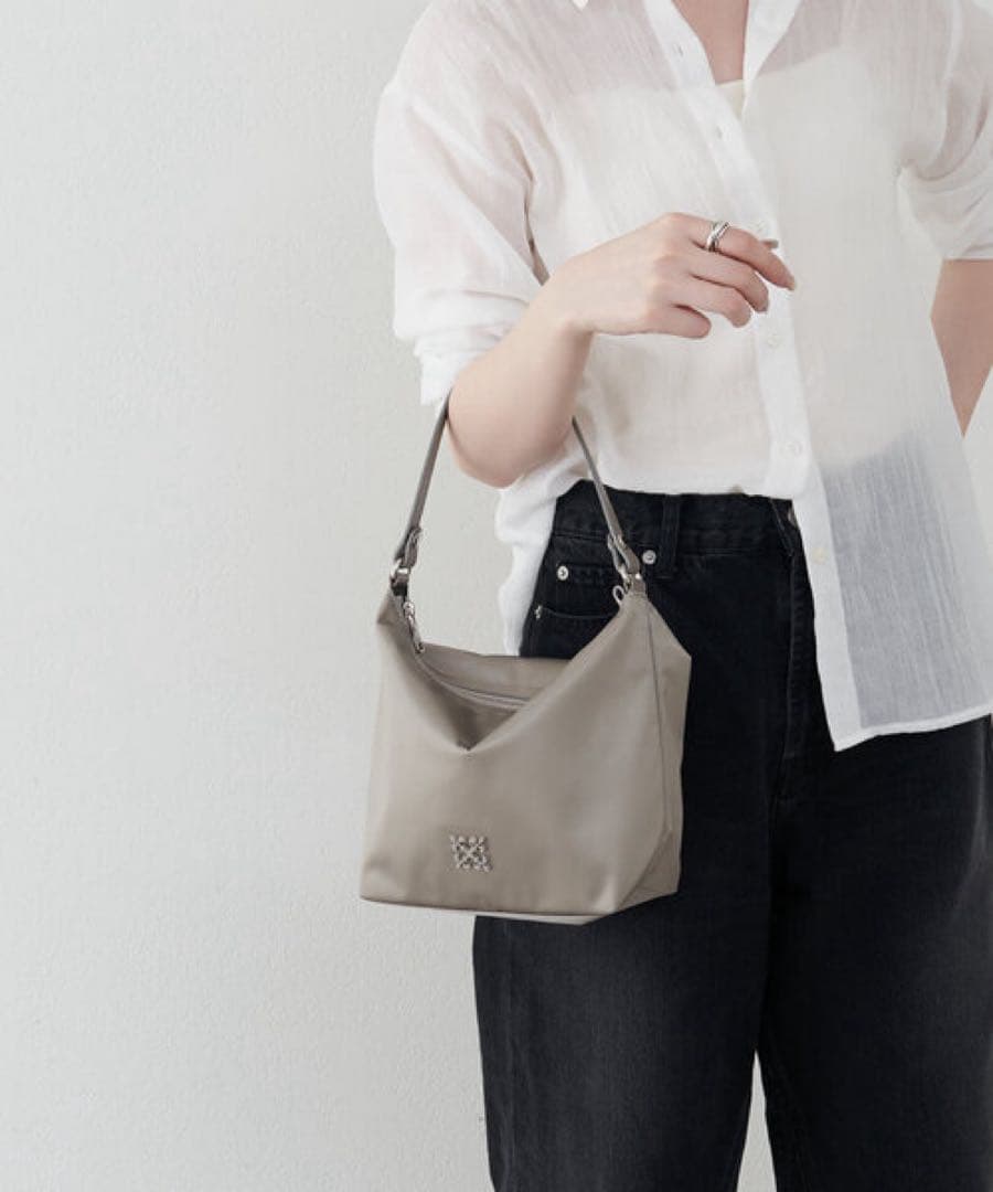 russet ラシット クラウズナイロンシンプルショルダーバッグ　ライトグレー