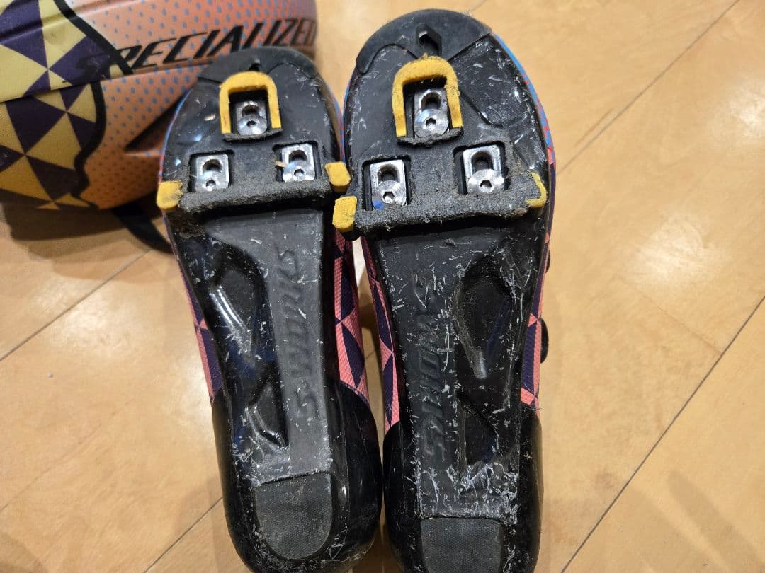 Specialized red hook hotシリーズのシューズとヘルメット