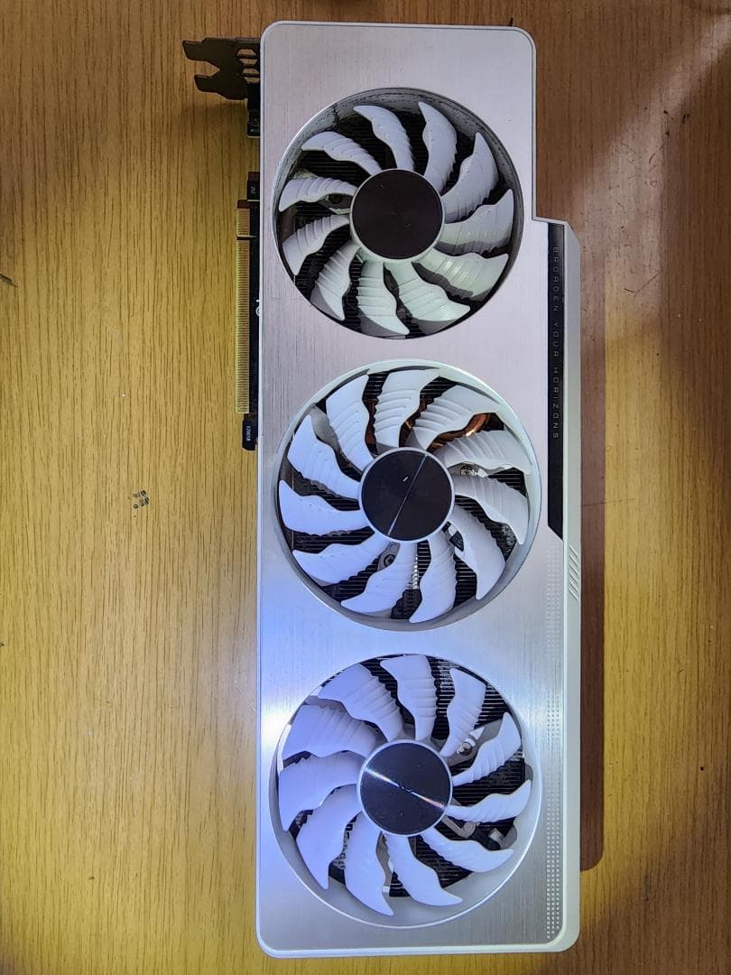 GEFORCE RTX 3090 GIGABYTE VISION 本体