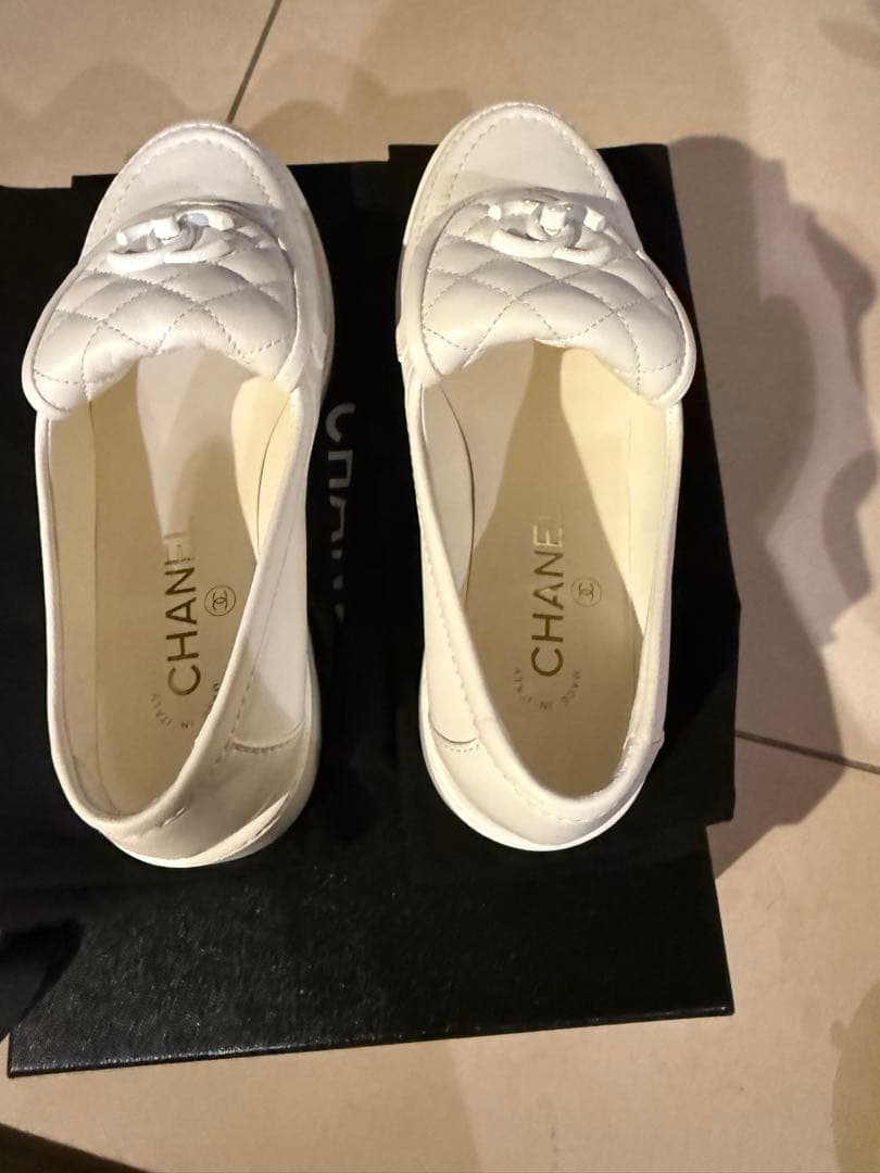 CHANEL ホワイト キルティング ローファー