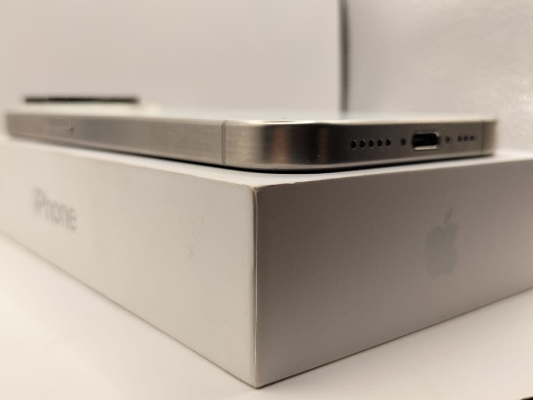 【美品】Apple iPhone 15 Pro 128GBホワイトチタニウム