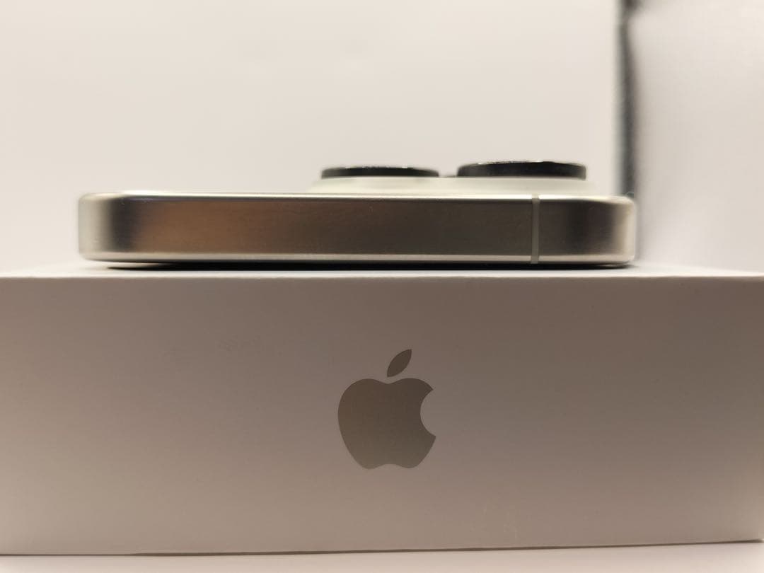 【美品】Apple iPhone 15 Pro 128GBホワイトチタニウム