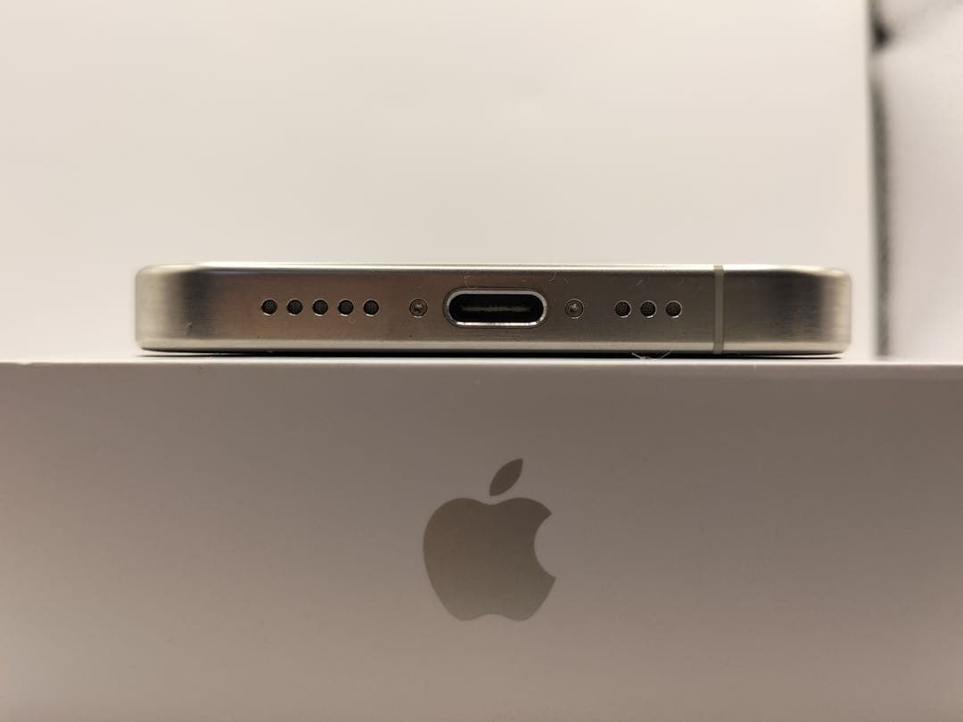 【美品】Apple iPhone 15 Pro 128GBホワイトチタニウム