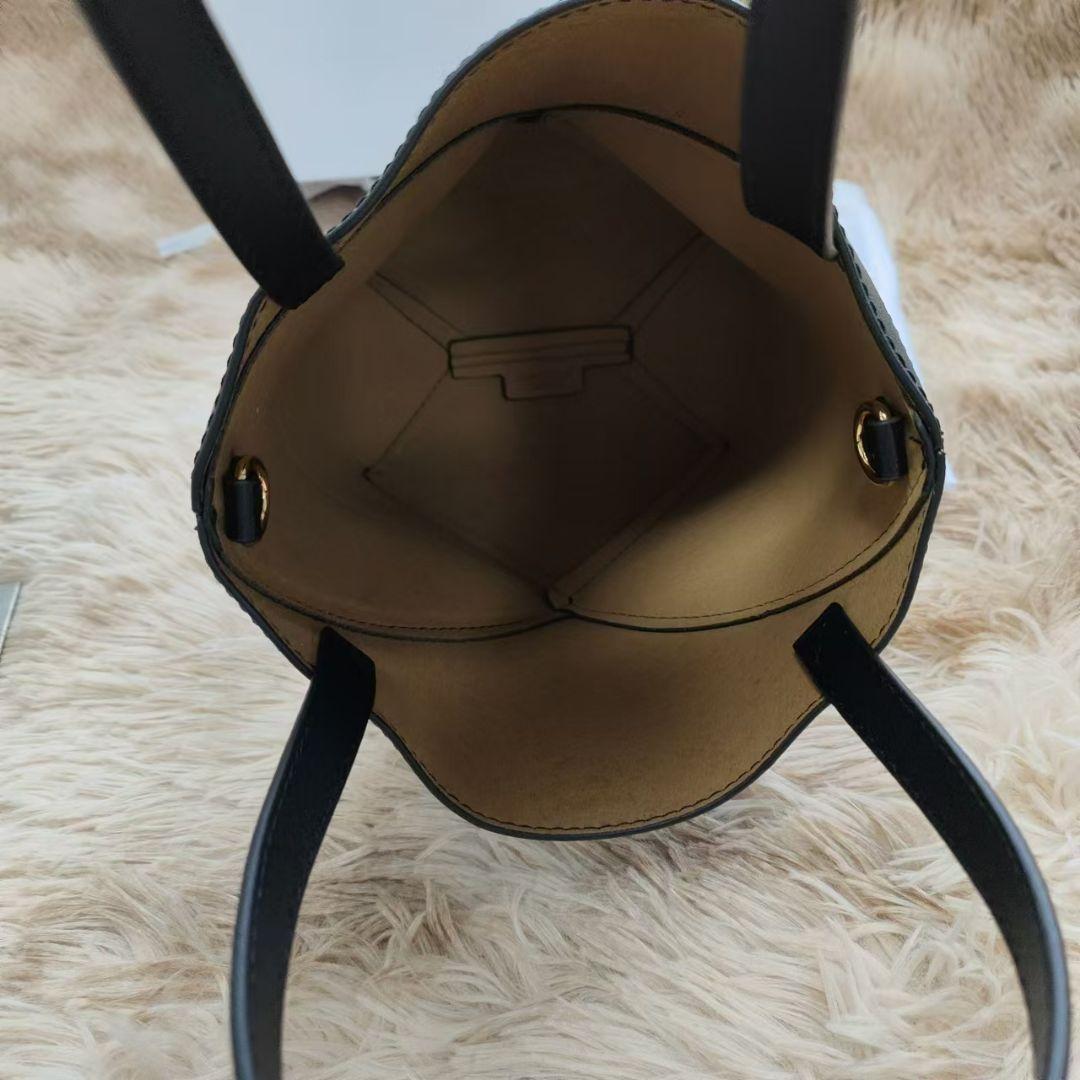 LOEWE ブラック ショルダーバッグ