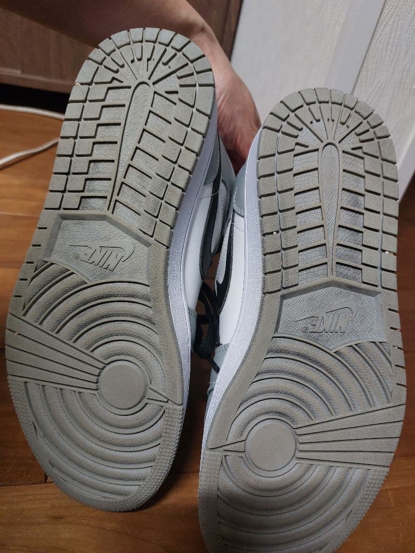 ナイキエアジョーダン１　ミッドライトスモークグレー