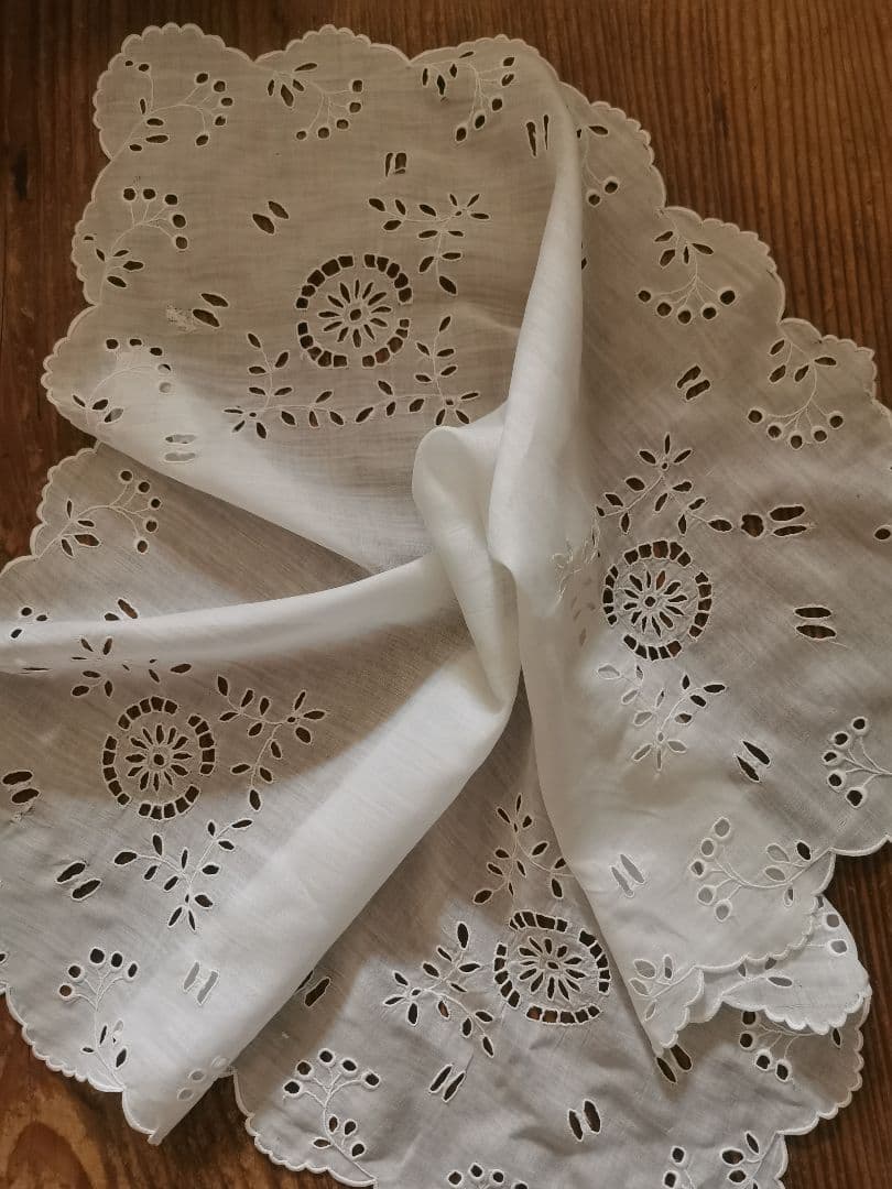 アンティーク オルレア スカラップフリル 花輪アイレット刺繍 大判クロスハンカチ