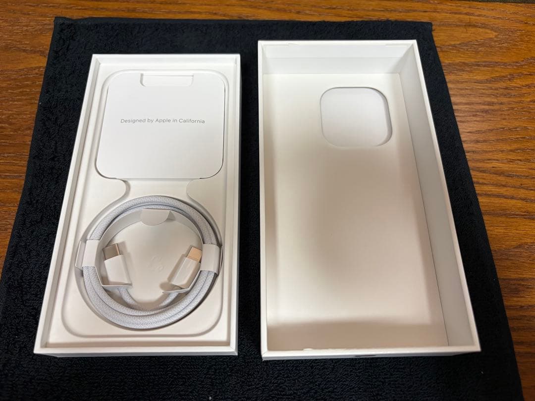 新品同様品 iPhone 15 Pro 256gb ホワイトチタニウム