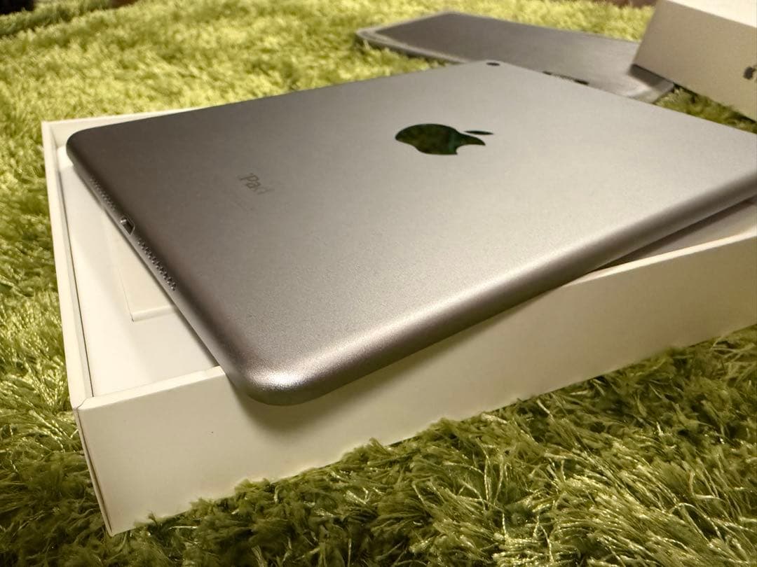 Apple iPad mini 4 128GB simフリー　シルバー