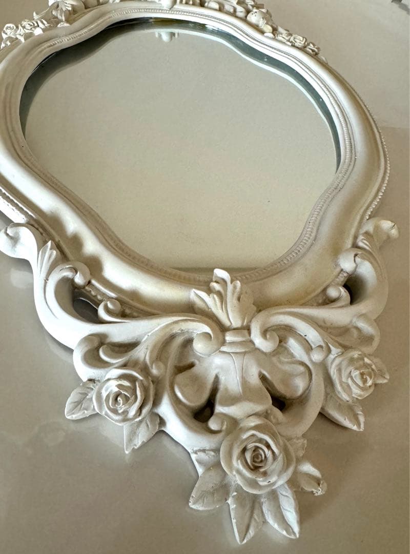 イマンにお似合いアンティーク調ホワイト薔薇壁掛けミラー