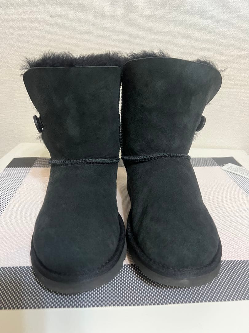 3*1様 UGG黒 スエード ボタン付き ショートブーツ