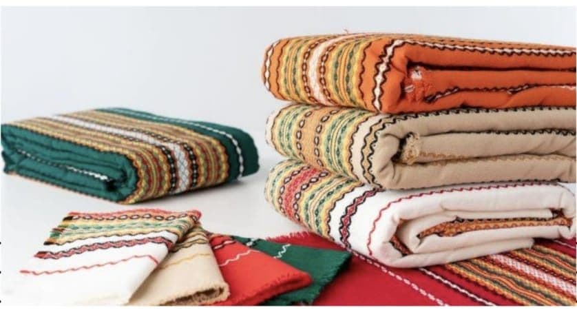 セルビアの織物テーブルクロス と セルビアの織りプレースマット (5 点)