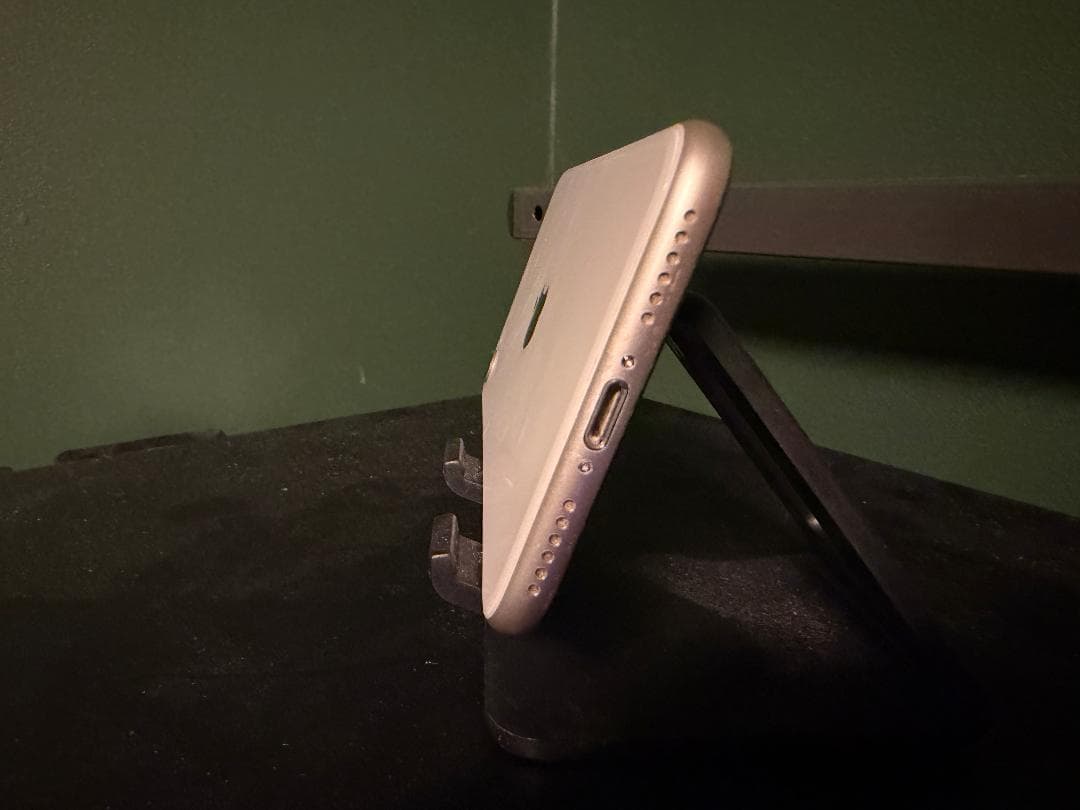 Apple iPhone SE (第3世代) ホワイト 本体