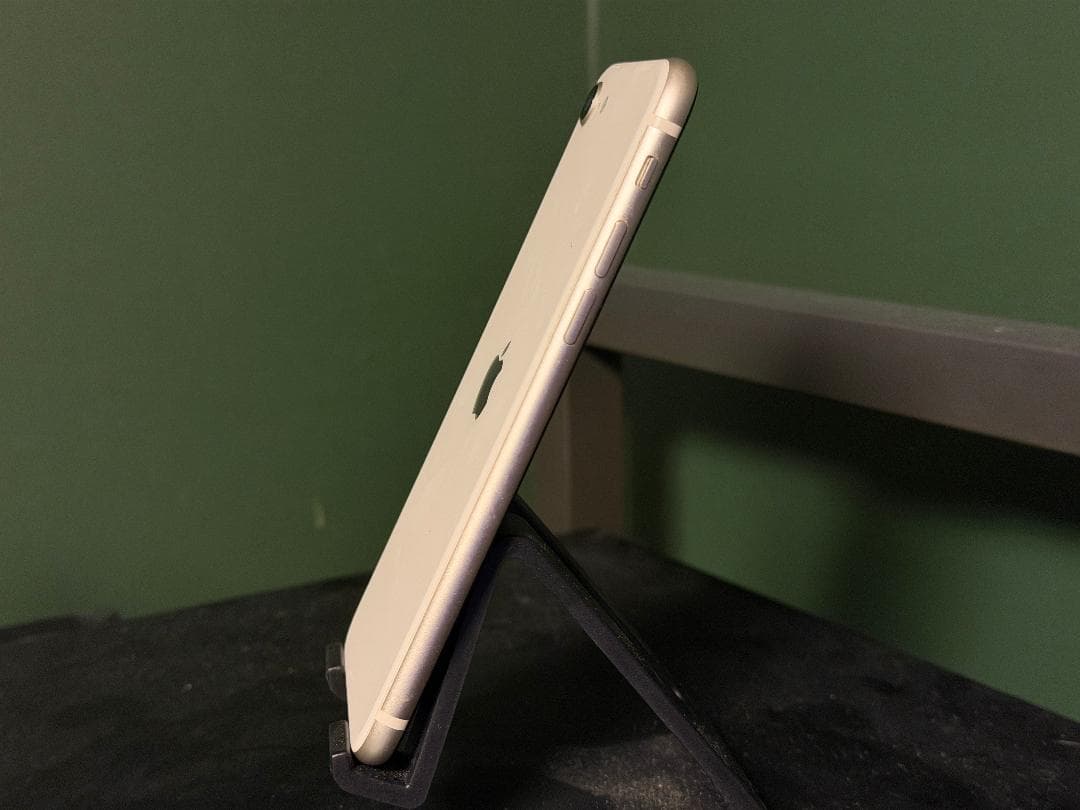 Apple iPhone SE (第3世代) ホワイト 本体