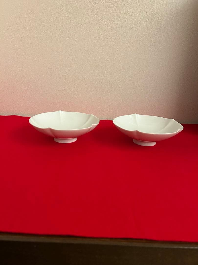 【井上萬二】有田焼　重要無形文化財　人間国宝　白磁花形銘々皿　ニ客