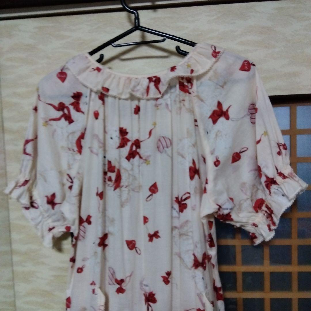 赤いリボンと花柄の半袖ミニワンピース