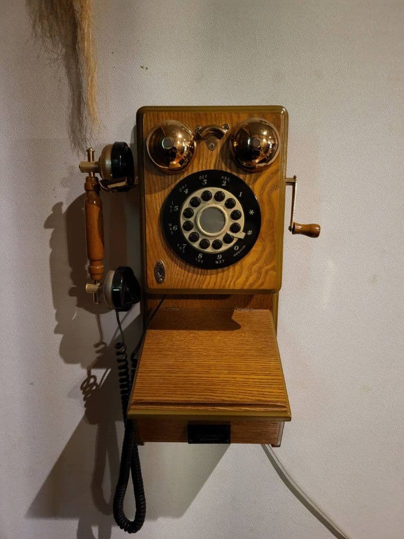 現在使用中　壁掛け電話機　レトロ　アンティーク