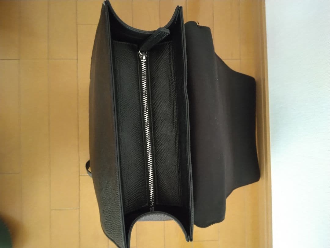 黒の本革　ビジネスリュック