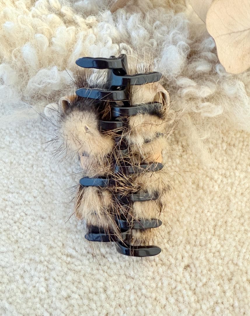 アレクサンドル ドゥ パリ ファー×リボンデザインのヘアクリップ