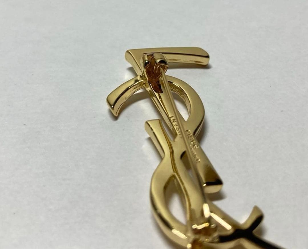 美品　サンローラン　SAINT LAURENT ブローチ　YSLロゴ