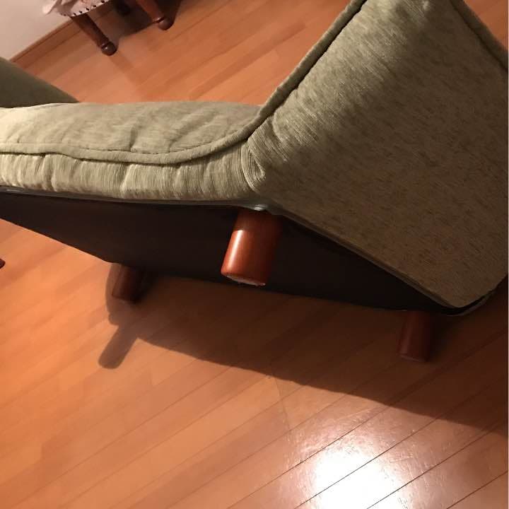 アームと背もたれは4段階で調整可能。足は取り外し可能。