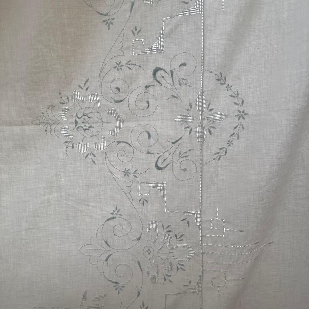 SALE❣️フランスアンティークஐ⋆* 淡ブルーの花刺繍のベッドカバー