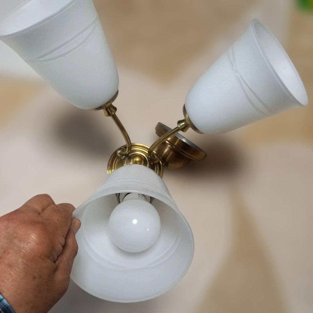 レトロレア物コイズミクラシックデザイン シャンデリア 3灯　LEDランプ付きです