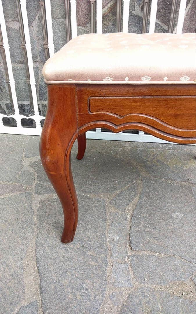 青商品です。　海外ビンテージスツール猫脚