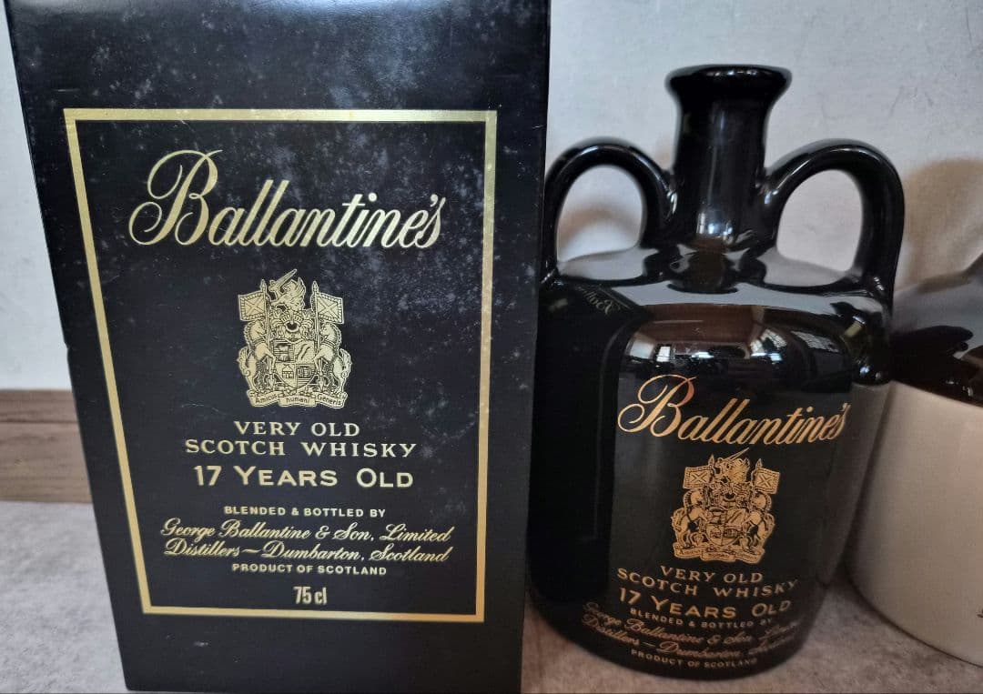 未開栓・箱付 バランタイン 17年 黒陶器 ＆ フラゴン 陶器ボトル 2本セット